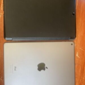 iPad Air 2 Apple Tablet - Sleek Silver and Bold Black